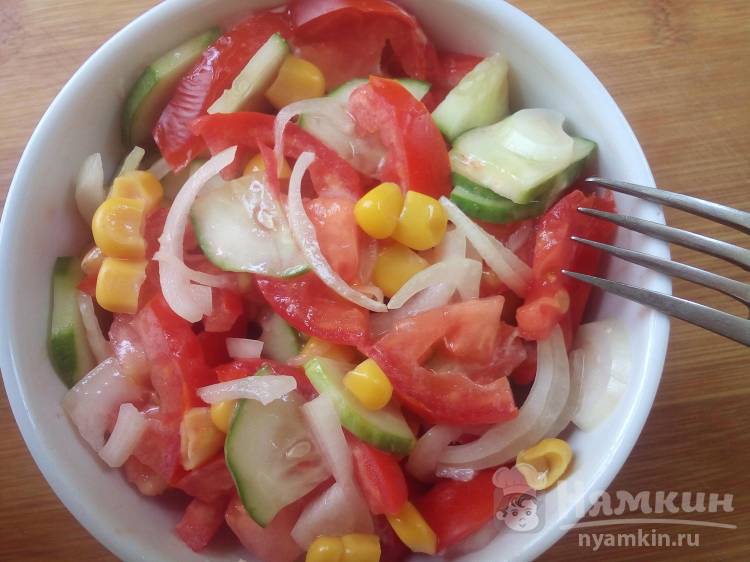 Овощной салат с помидорами и кукурузой