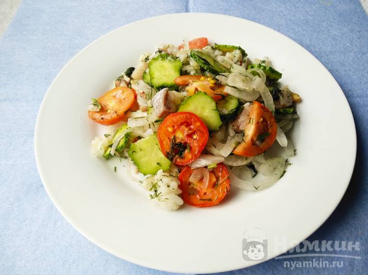 Овощной салат с сельдью и рисом