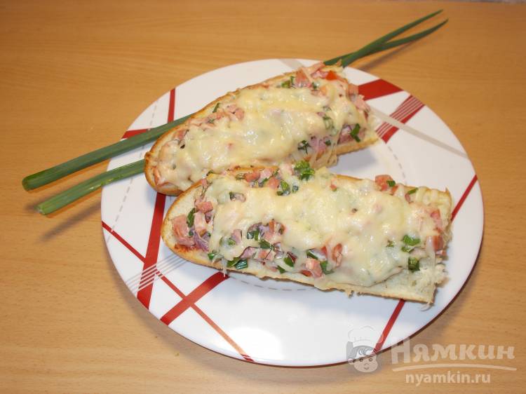 Горячие бутерброды с колбасой, помидорами и сыром