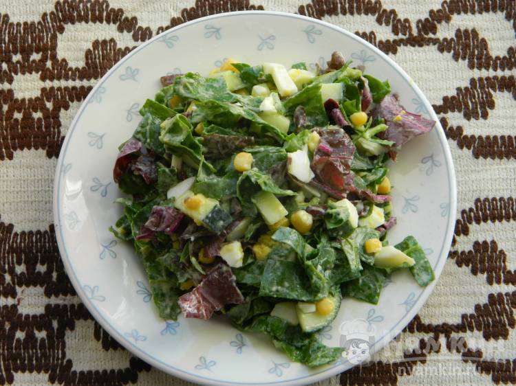 Салат со шпинатом, кукурузой и огурцом