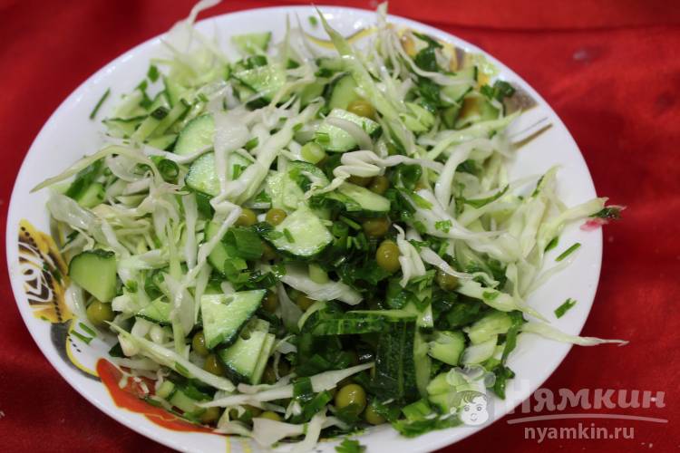 Салат из капусты, огурцов и горошком