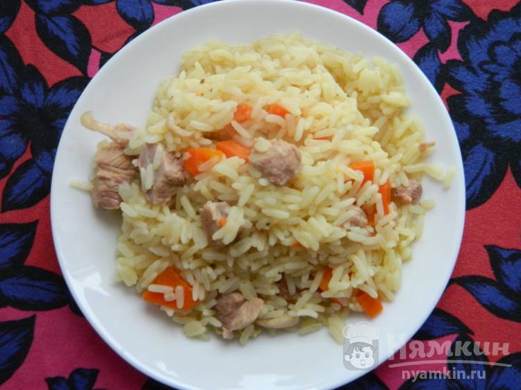 Рис с индейкой, луком и морковью