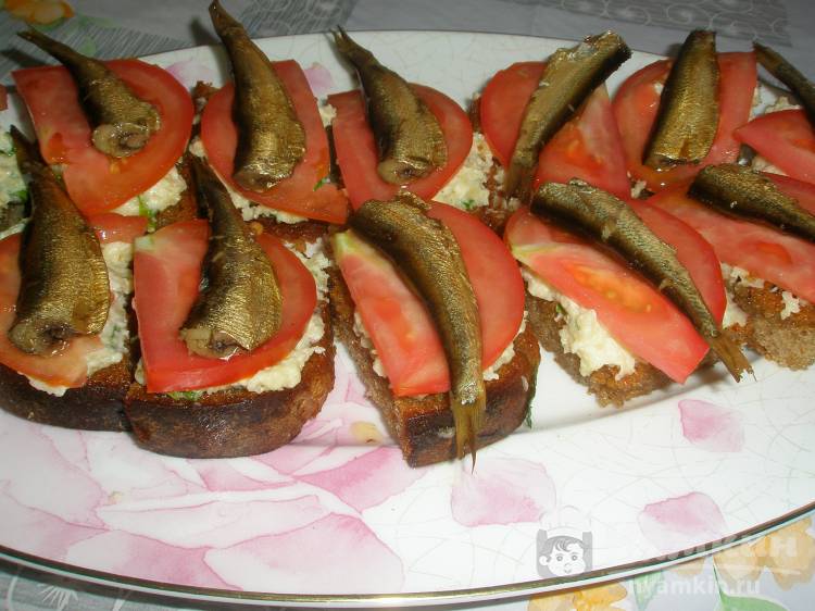 Бутерброды со шпротами, острой сырной намазкой и помидорами