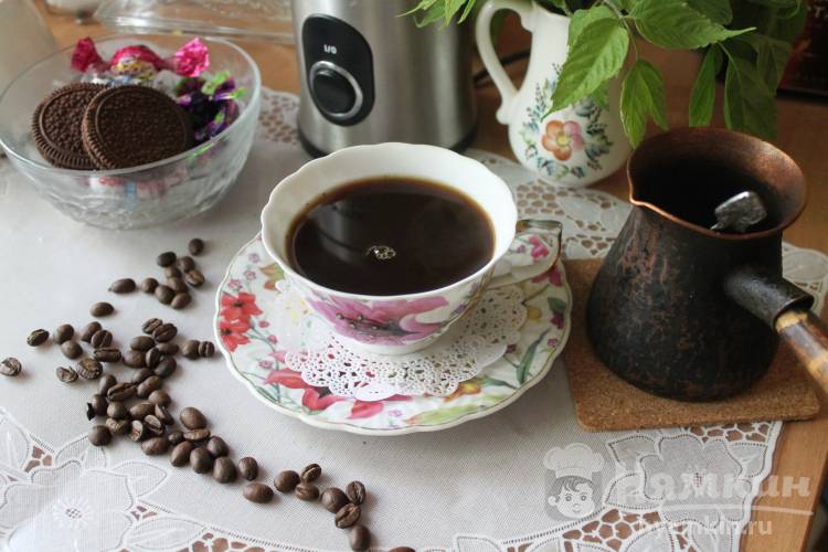 Кофе черный в турке из размолотых зерен