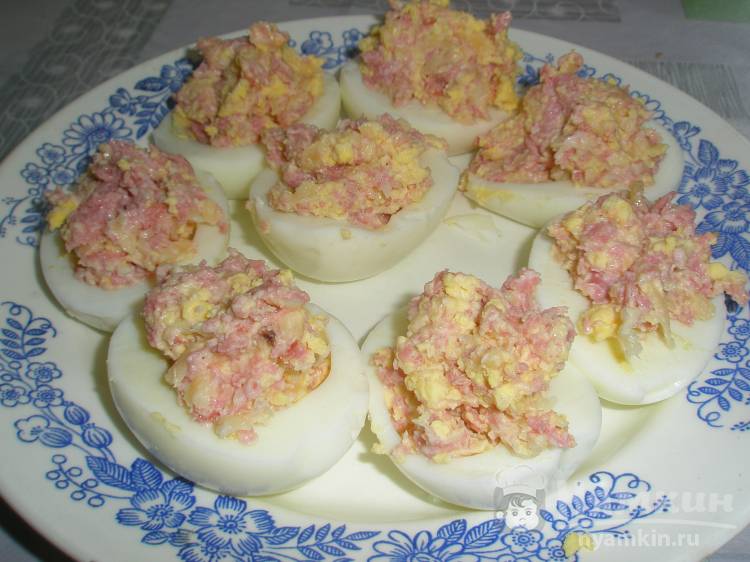 Яйца фаршированные копченой колбасой, сыром и чесноком