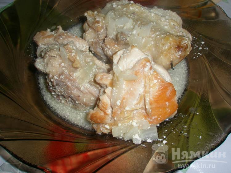 Курица в сметанно-луковом соусе на сковороде