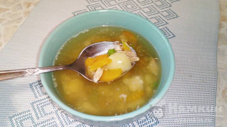 Овощной суп с окорочком и свежим горошком