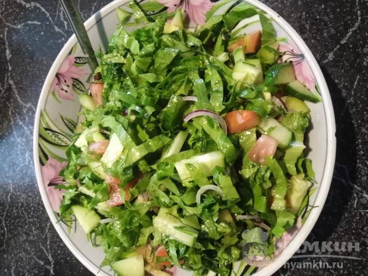 Летний салат из овощей и зелени