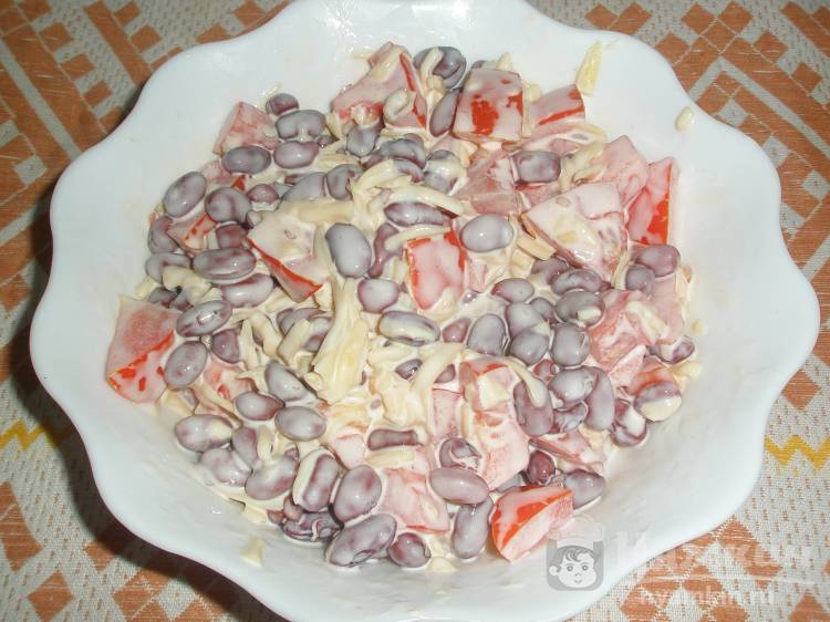 Салат из красной фасоли, помидоров и сыра