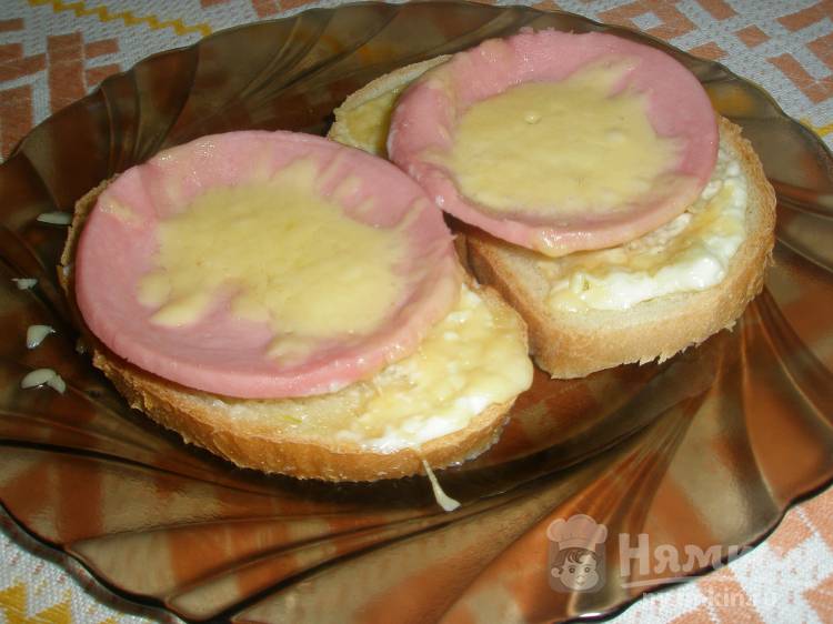 Горячие бутерброды Колбасные лодочки в микроволновке
