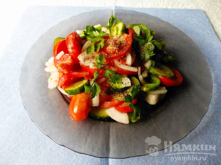 Летний салат из помидоров и огурцов с луком