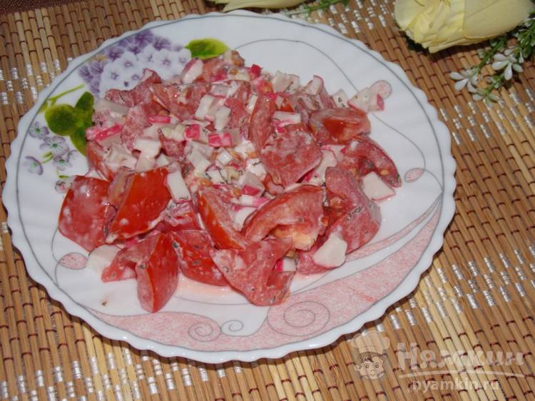 Салат из крабовых палочек с чесноком и помидором