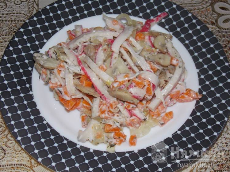 Грибной салат с крабовыми палочками и морковью