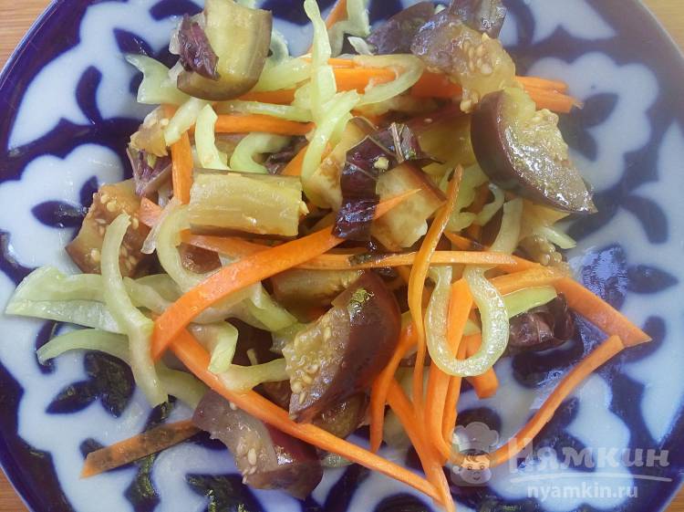 Маринованный овощной салат с баклажанами