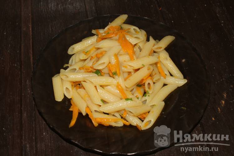 Простые макароны с луком и морковкой