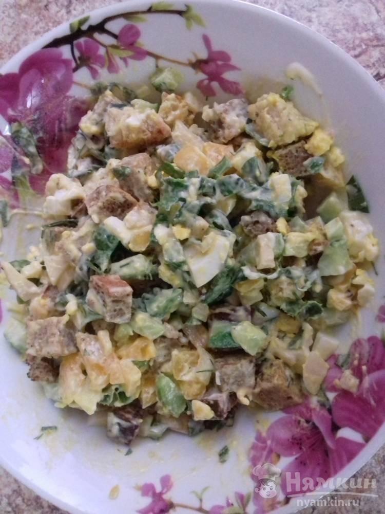 Сытный салат с яйцами, овощами и сухариками