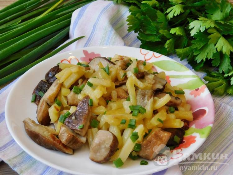 Жареный картофель с лесными грибами на сковороде