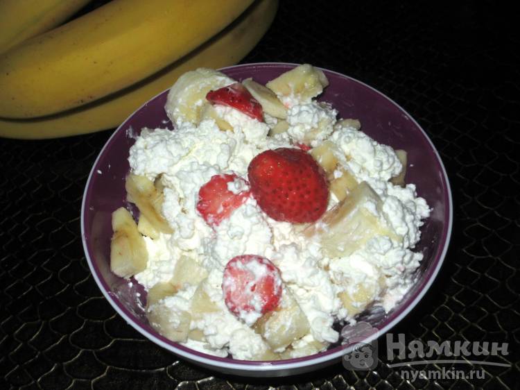 Творожный десерт для детей с клубникой и бананом