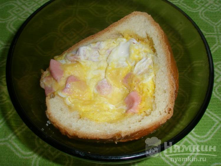 Яйца с колбасой и сыром в батоне в микроволновке