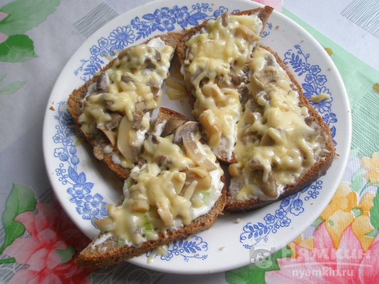 Горячие бутерброды с сыром и маринованными грибами в микроволновке