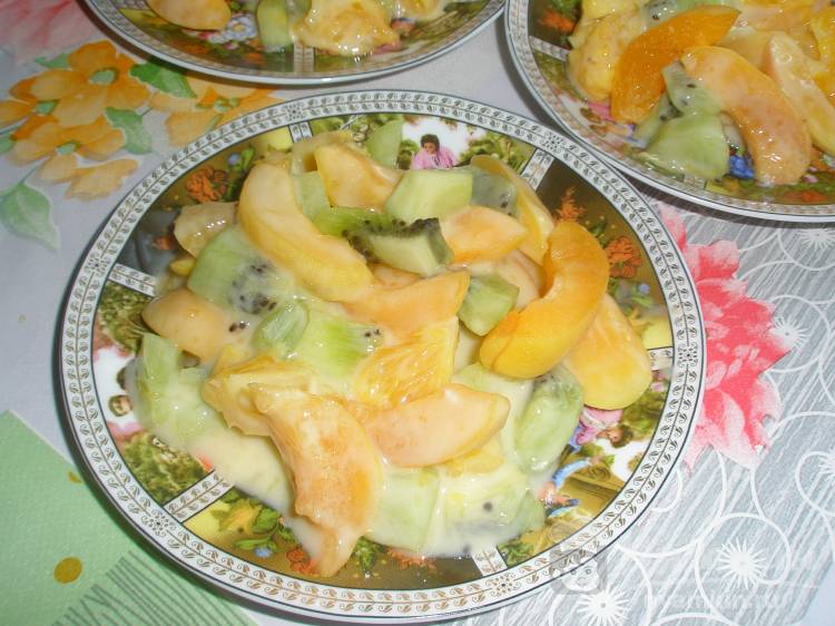Салат с абрикосами, киви и апельсином