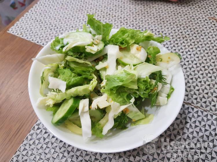 Диетический салат из огурцов и капусты
