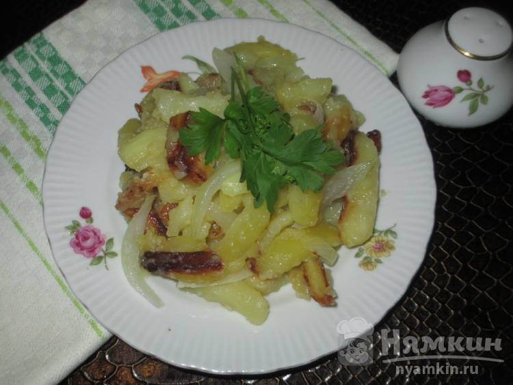 Жареный молодой картофель с луком на сковороде