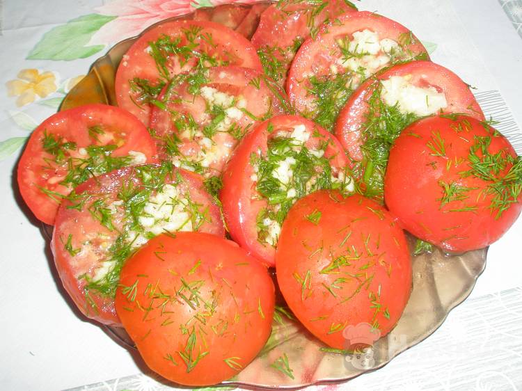 Быстрые малосольные помидоры с чесноком и зеленью