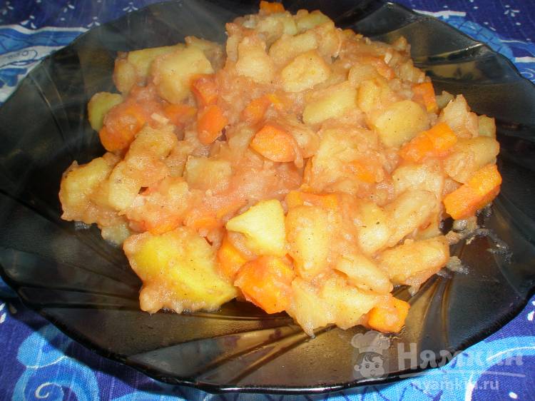 Рагу из картошки и моркови с приправами в томате