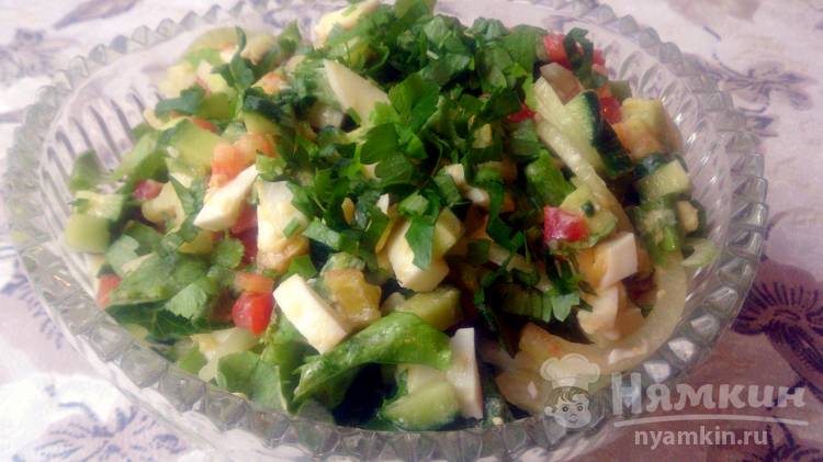 Салат из листьев салата, овощей и яиц