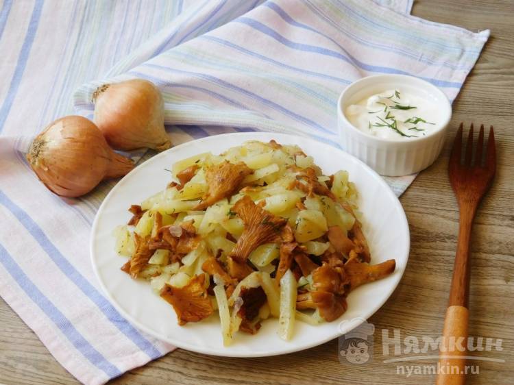 Картофель с лисичками на сковороде