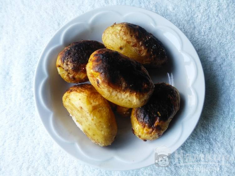 Печеный картофель со специями в масле на мангале