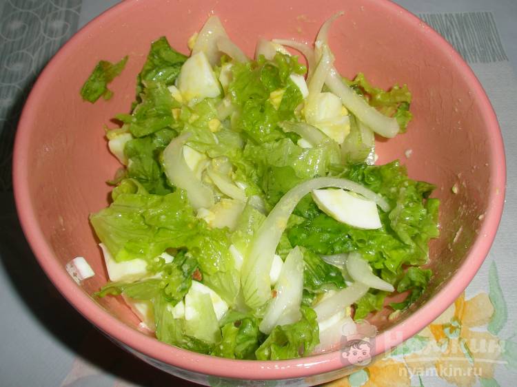 Салат из яиц, лука и листьев салата в лимонно-масляной заправке