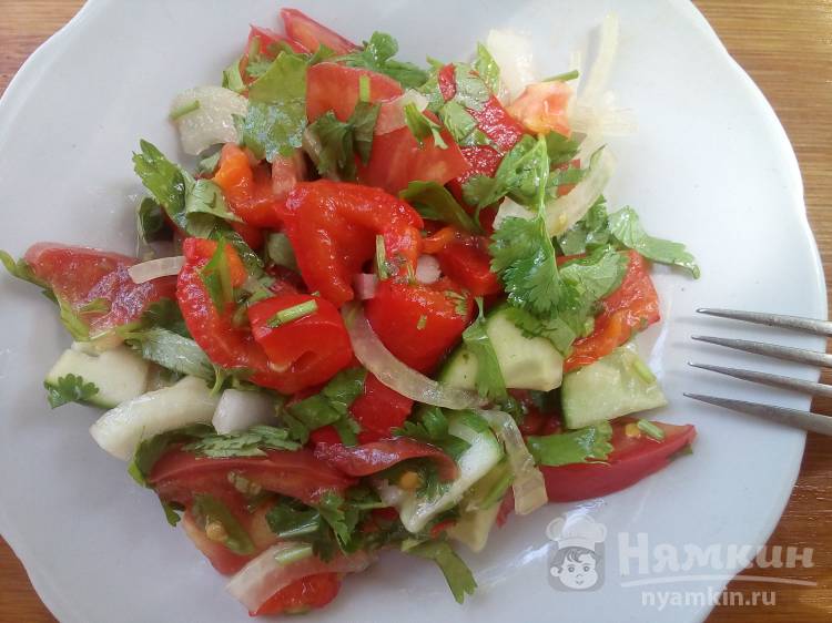 Салат из помидоров, огурцов, перца с оливковым маслом