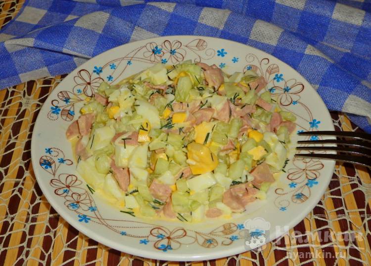 Салат из свежего огурца, сосисок и яиц