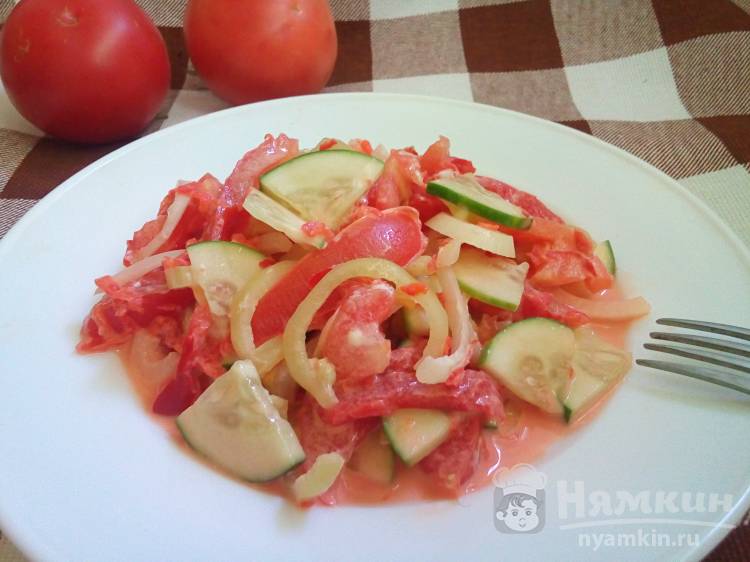 Овощной салат с зеленым и красным болгарским перцем