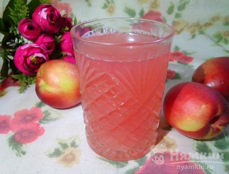 Летний напиток из яблок, персиков и имбиря