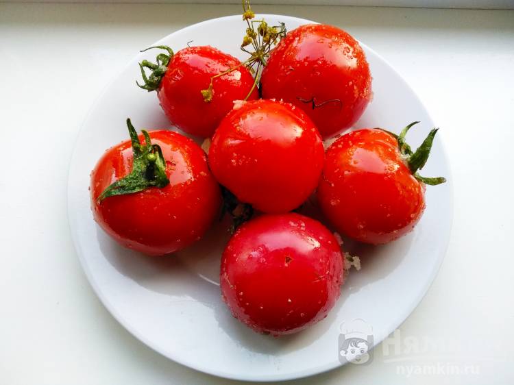 Малосольные помидоры в пакете с укропом и чесноком