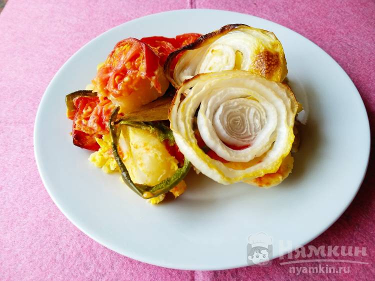 Запеченный вареный картофель в духовке в сметане с луком и помидором