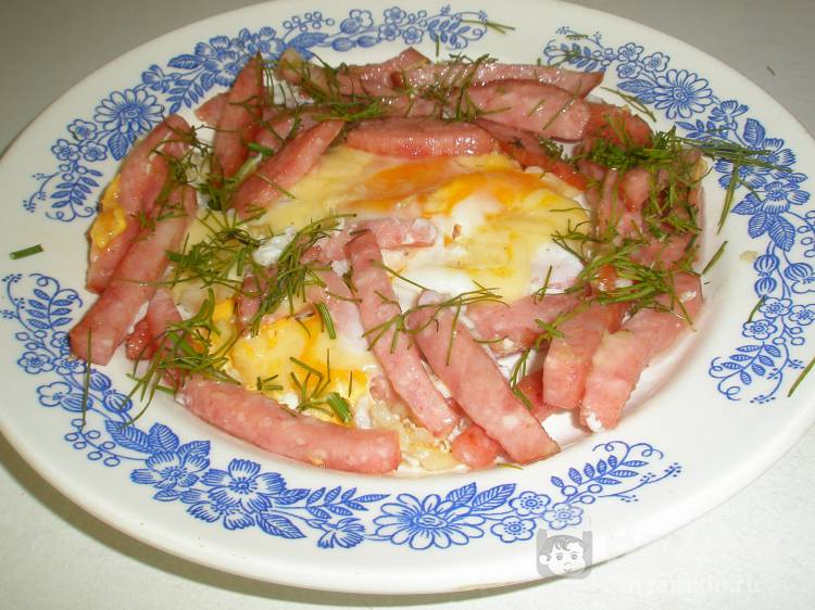 Яичница с варено-копченой колбасой, сыром и чесноком