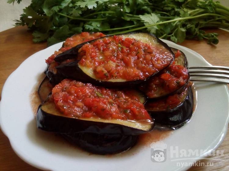 Жареные баклажаны с томатным соусом на сковороде