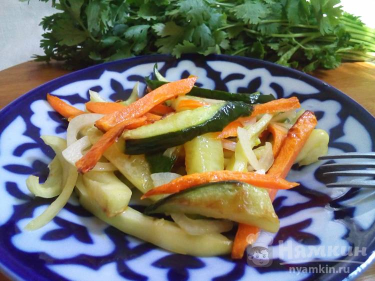 Овощной салат с жареными огурцами и морковью