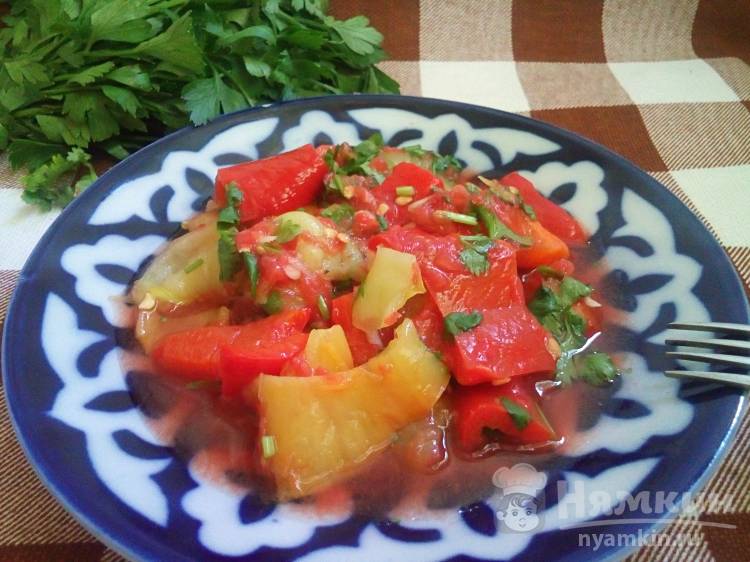 Салат из запеченных болгарских перцев в томатном соусе