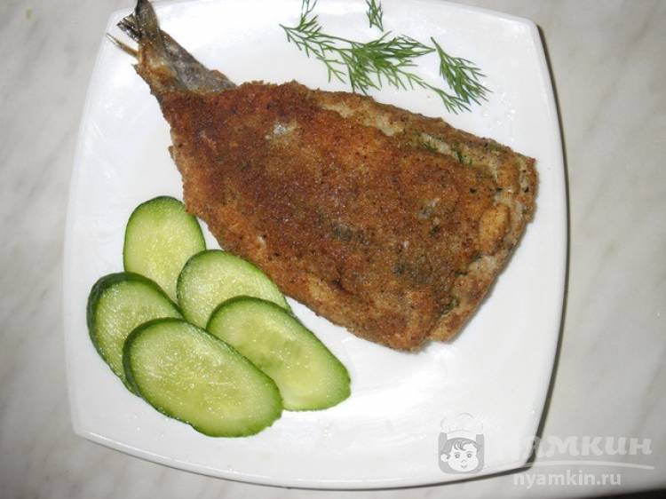 Жареная рыба в панировке на сковороде
