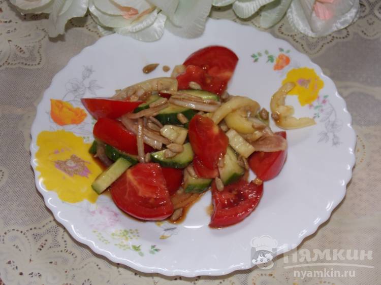 Пикантный салат из овощей с семечками