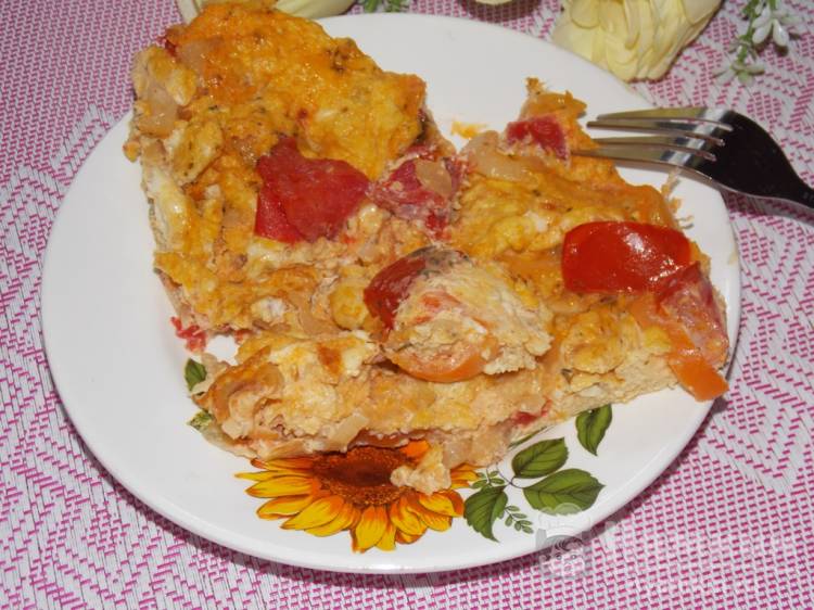 Пышная яичница с болгарским перцем и томатами