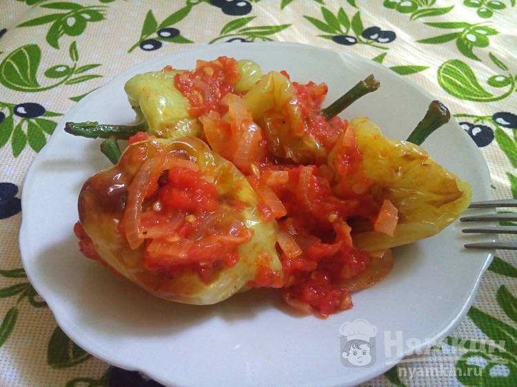 Жареный болгарский перец в томатном соусе на сковороде
