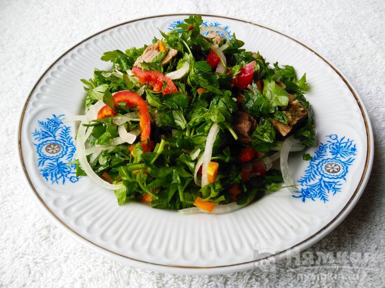 Диетический салат с зеленью, овощами и говядиной