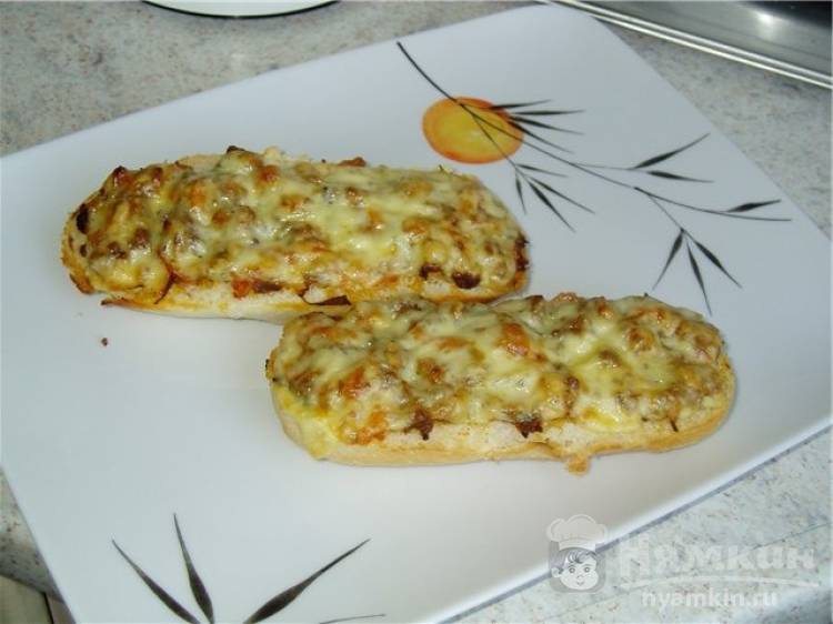 Бутерброды с сыром и фаршем в духовке