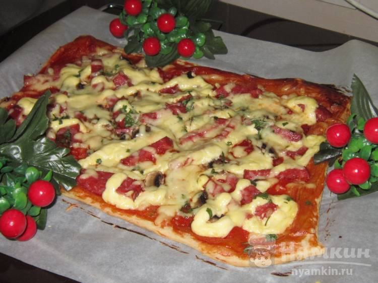 Пицца Без хлопот на слоеном тесте с колбасой и грибами